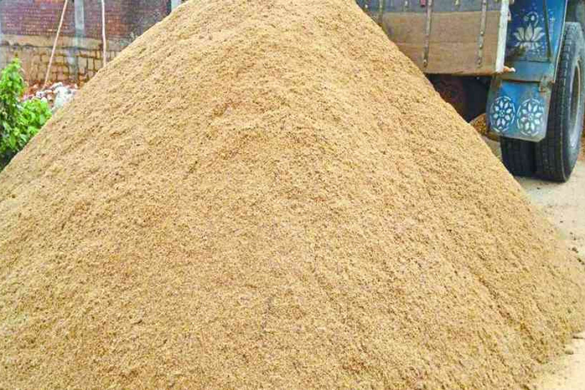 River Sand (per ton)